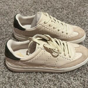 NEVER BEEN WORN Vince Camuto Sneakers